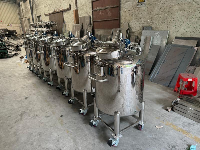 Pneumatic storage tank
