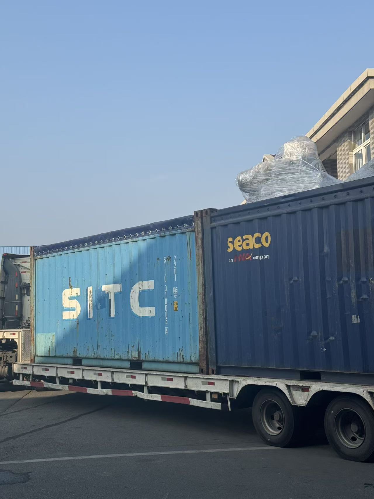 loaded two sets of 5-ton vacuum homogenize